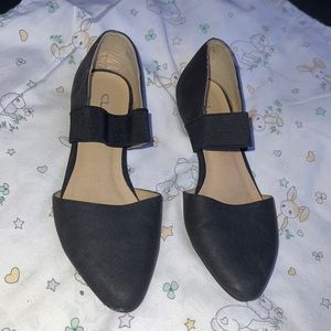 Black flat shoes